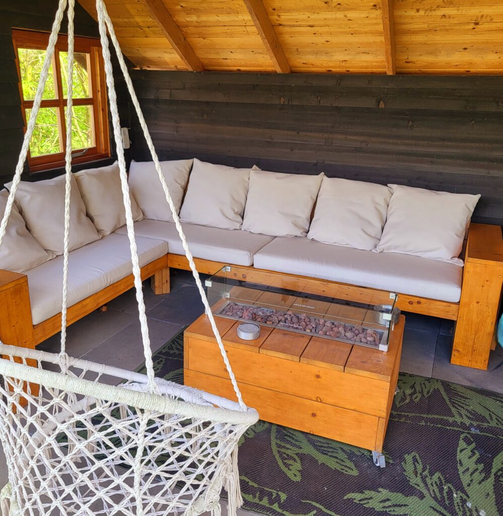 Loungesets met nieuwe roomwitte kussens, vakkundig gestoffeerd met weerbestendige bekleding voor optimaal buitencomfort en een elegante uitstraling.